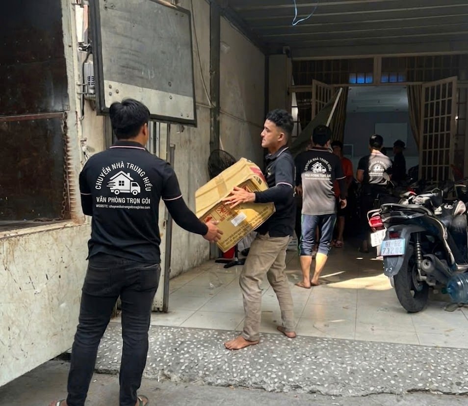 Phân Loại Hàng Hóa Trước Khi Chuyển Kho